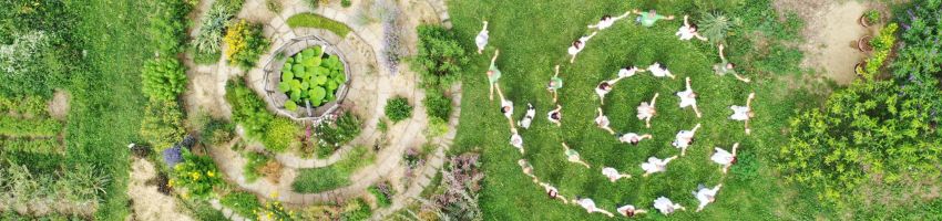Spirale di erbe e persone