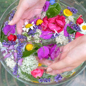 fiori in acqua con mani