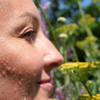 acqua sulla pelle con fiori