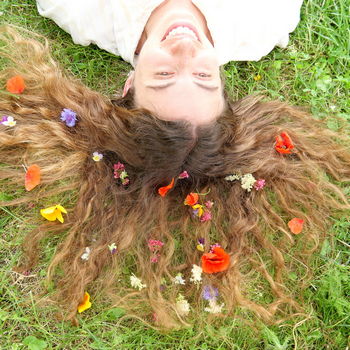 capelli in salute distesi sul prato