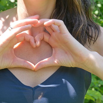 mani a forma di cuore