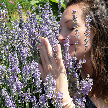 donna che annusa il profumo della lavanda