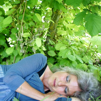 donna che sogna sotto un nocciolo