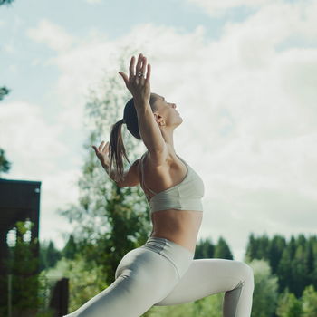 donna che fa yoga dinamico