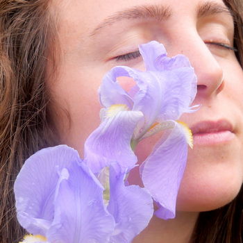cosmesi naturale con fiore di iris sulla pelle