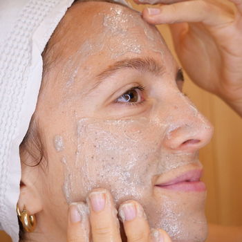 maschera per il viso con texture naturale