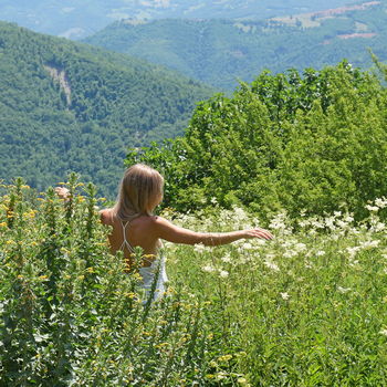 ragazza in giardino