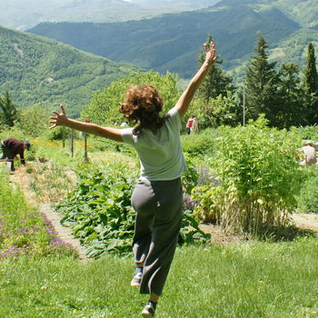 ragazza che salta in natura