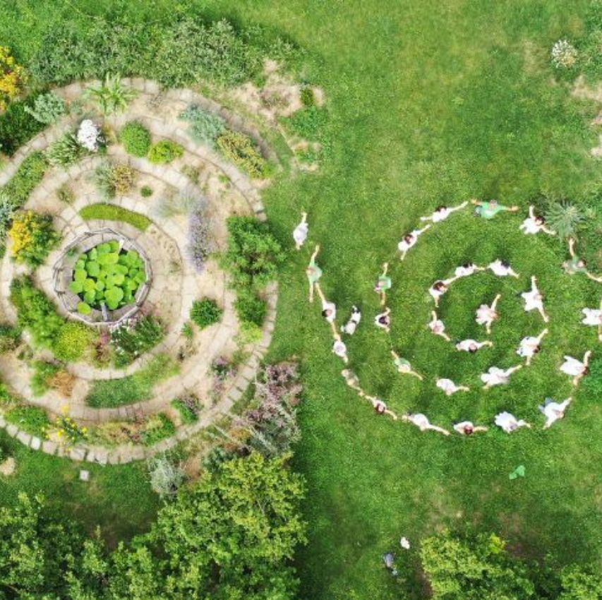 Spirale di erbe e persone